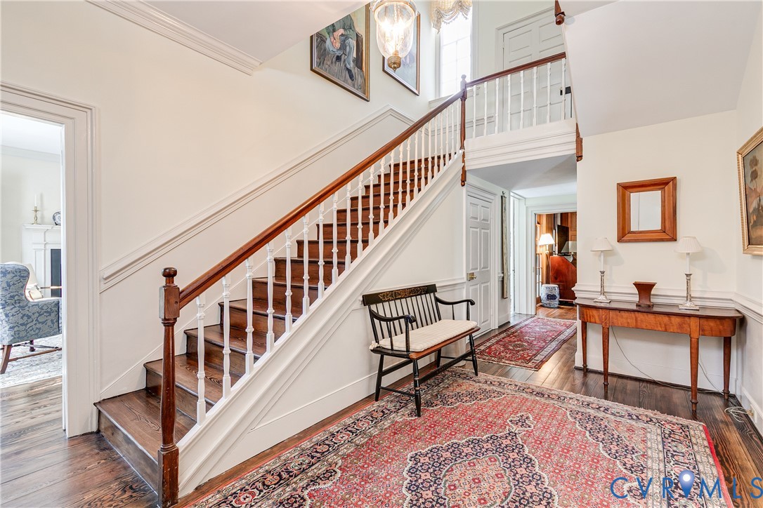 6 Tapoan Road Richmond, VA 23226 - Photo 4 of 39 Elegant entry foyer with landing on steps