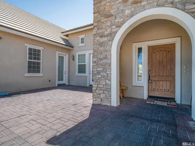 an entrance view of house with livingroom