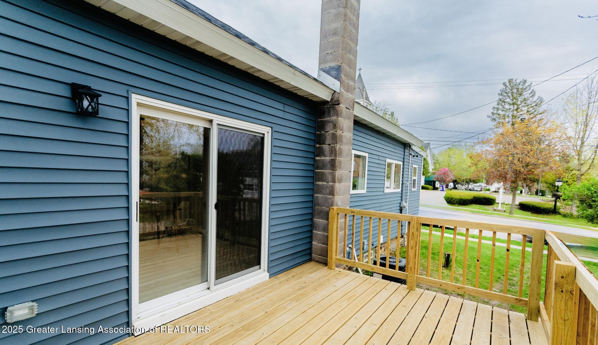 155 North Bridge Street Dimondale, MI 48821 - Photo 6 of 28 155 N Bridge St Deck