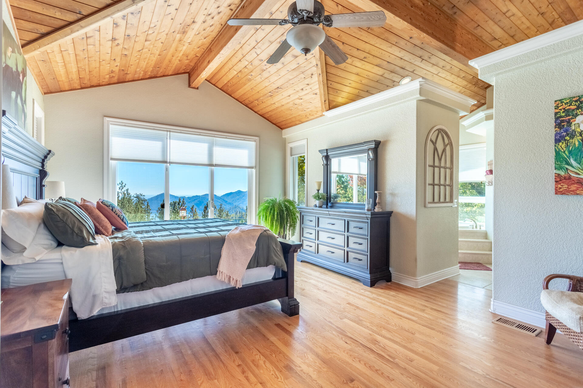 19200 Mountain Maple Road Lakehead, CA 96051 - Photo 14 of 42 Primary Bedroom