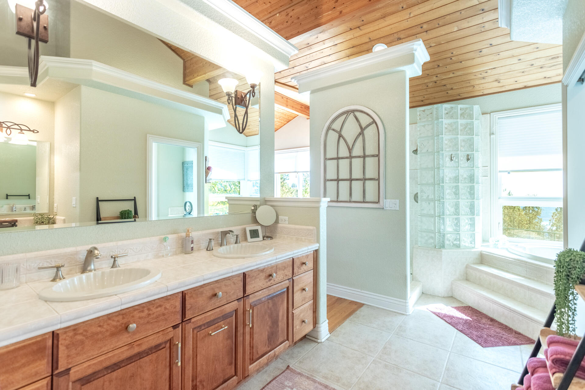19200 Mountain Maple Road Lakehead, CA 96051 - Photo 15 of 42 Primary Bathroom