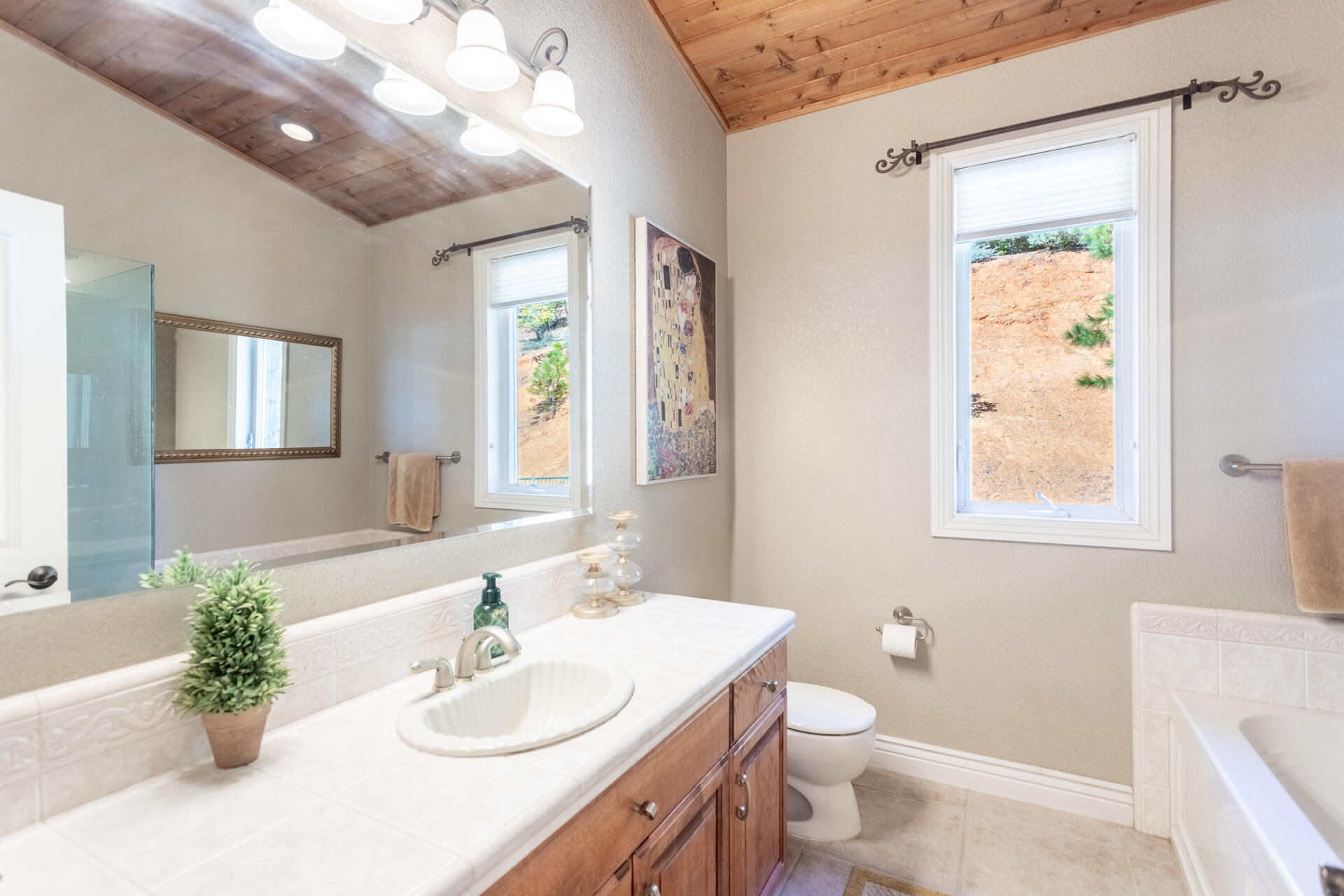 19200 Mountain Maple Road Lakehead, CA 96051 - Photo 21 of 42 Guest Bathroom