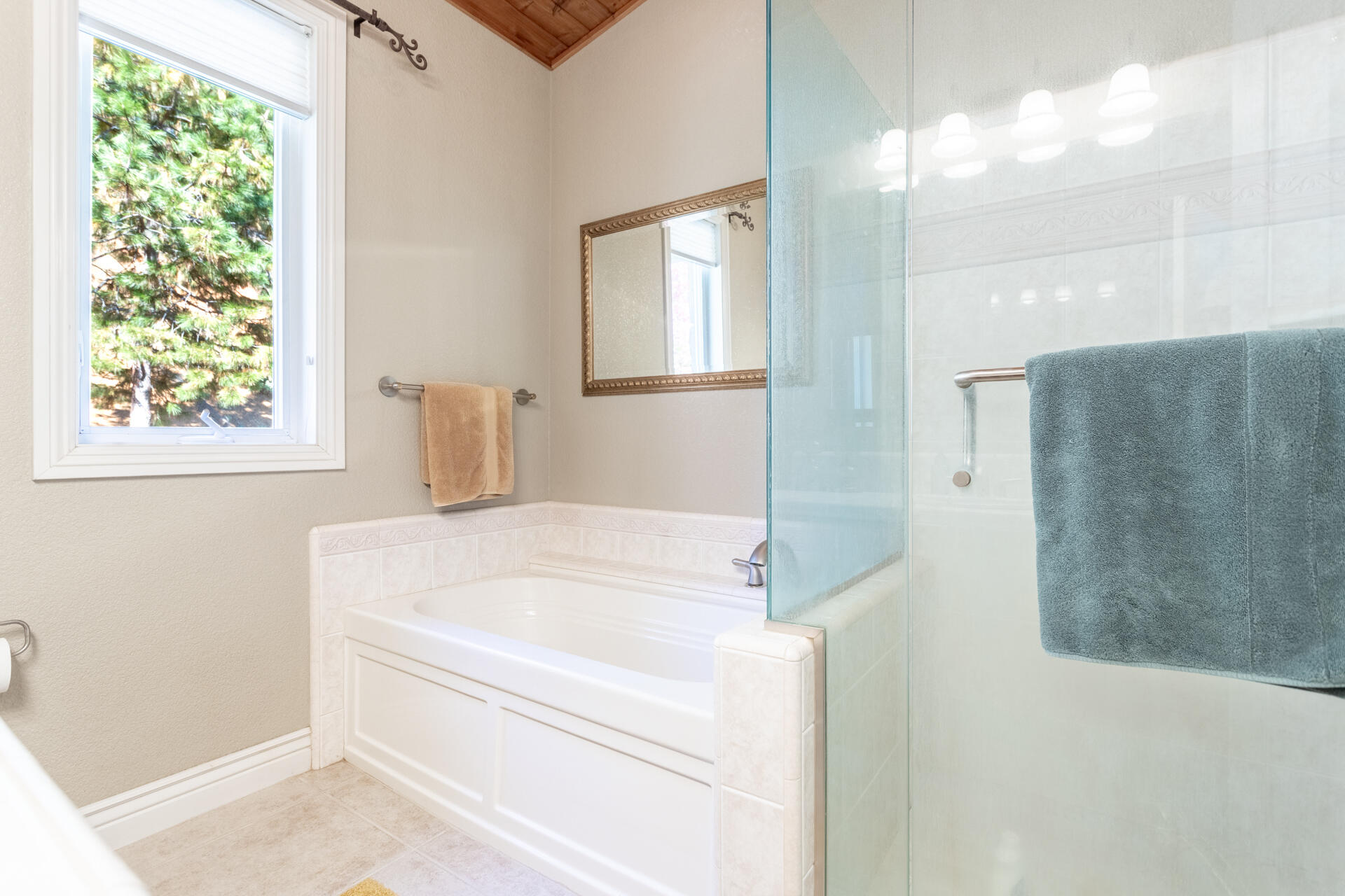 19200 Mountain Maple Road Lakehead, CA 96051 - Photo 22 of 42 Guest Bathroom