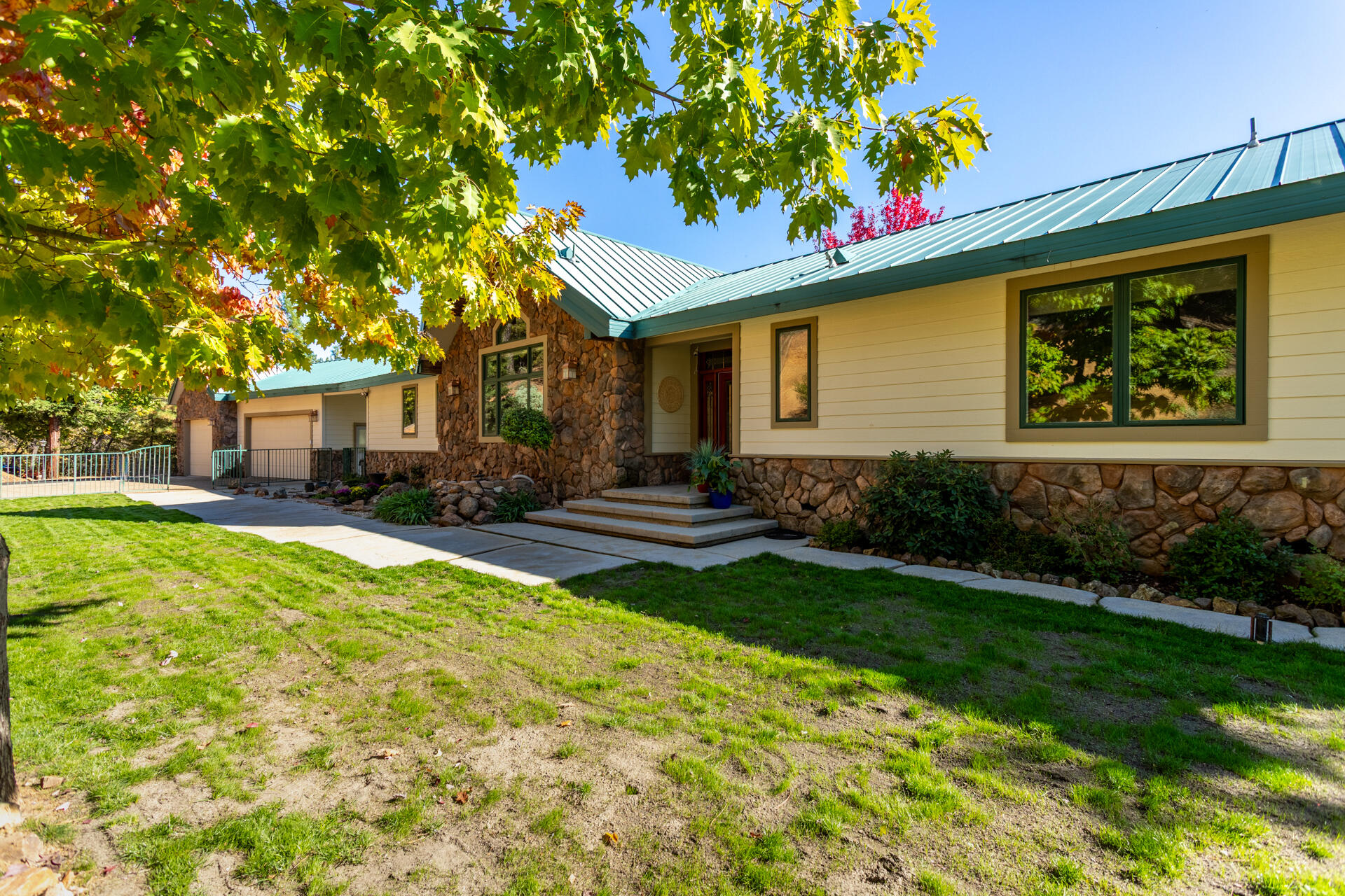 19200 Mountain Maple Road Lakehead, CA 96051 - Photo 40 of 42 Front