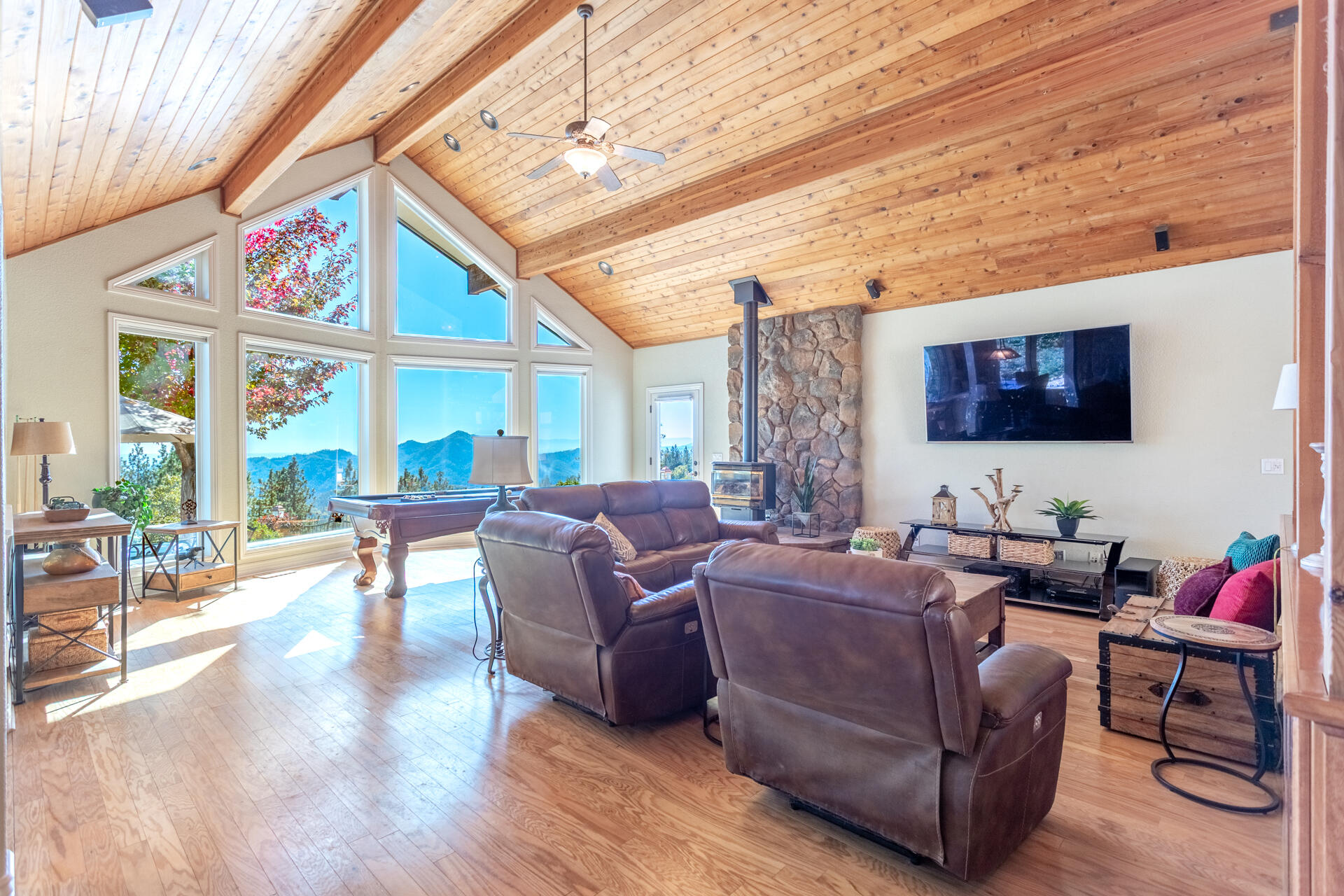19200 Mountain Maple Road Lakehead, CA 96051 - Photo 4 of 42 Living Room