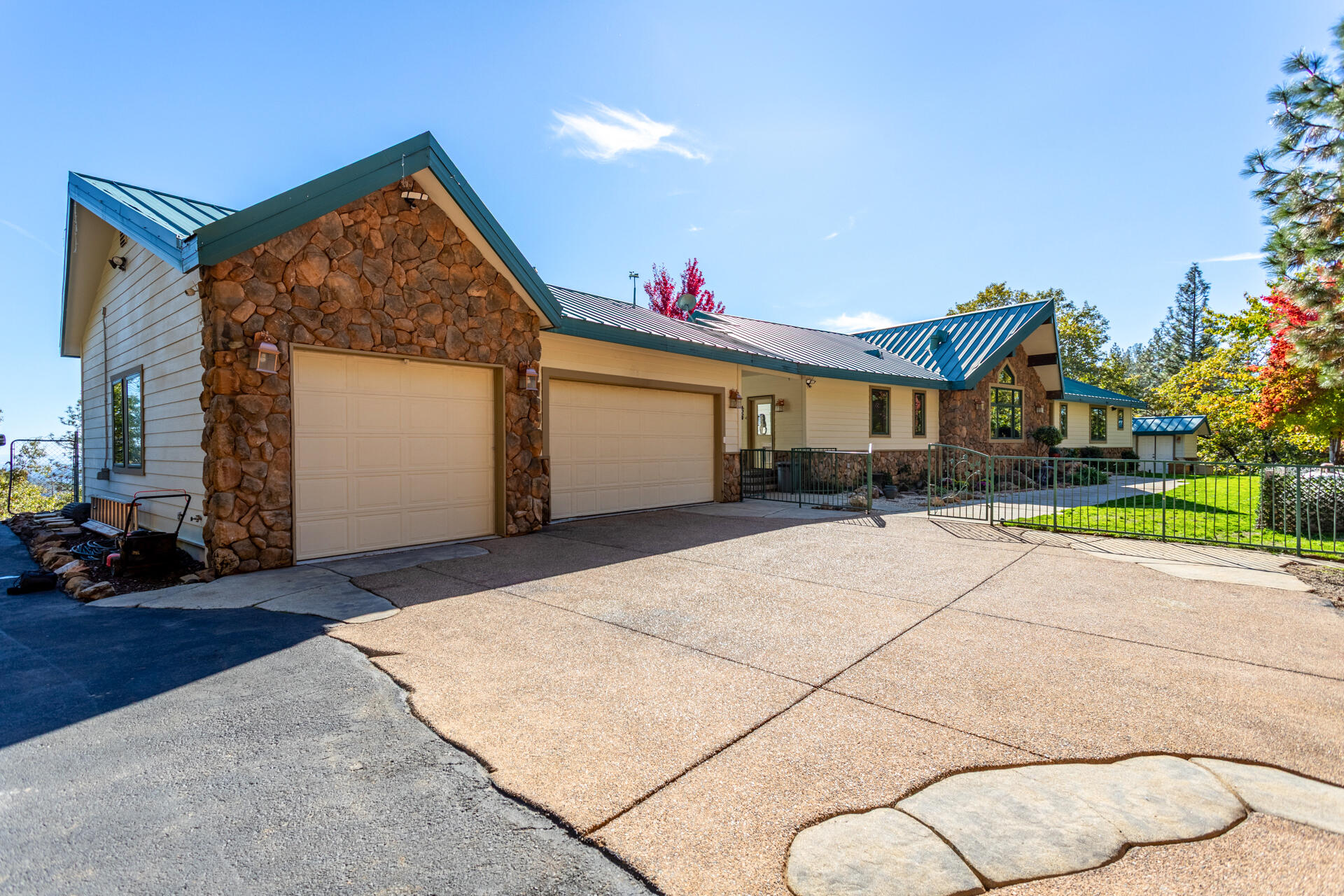 19200 Mountain Maple Road Lakehead, CA 96051 - Photo 41 of 42 3 Car Garage