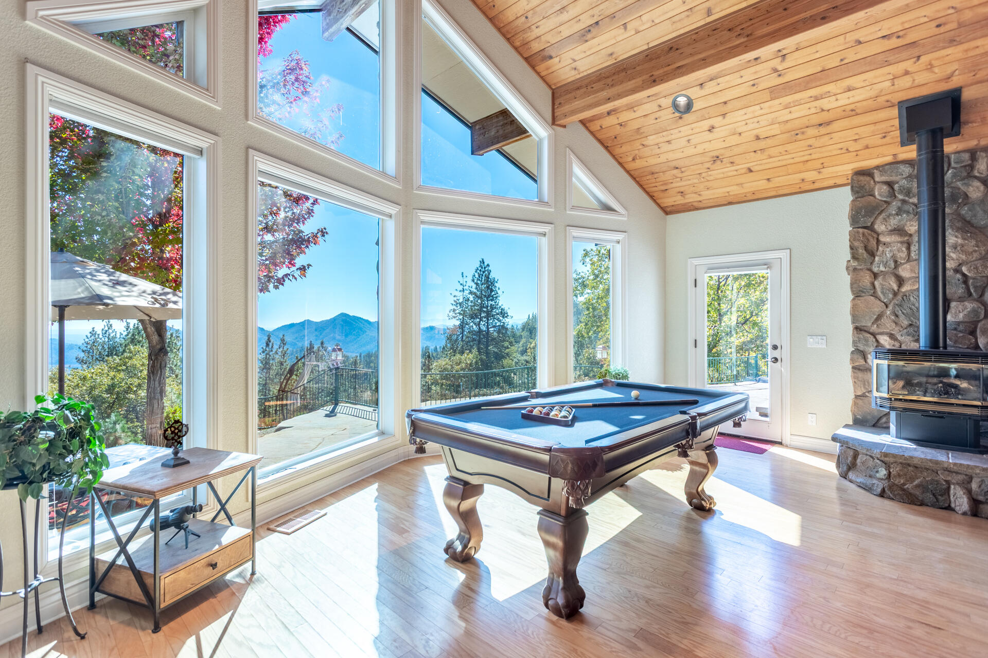 19200 Mountain Maple Road Lakehead, CA 96051 - Photo 5 of 42 Living Room 2