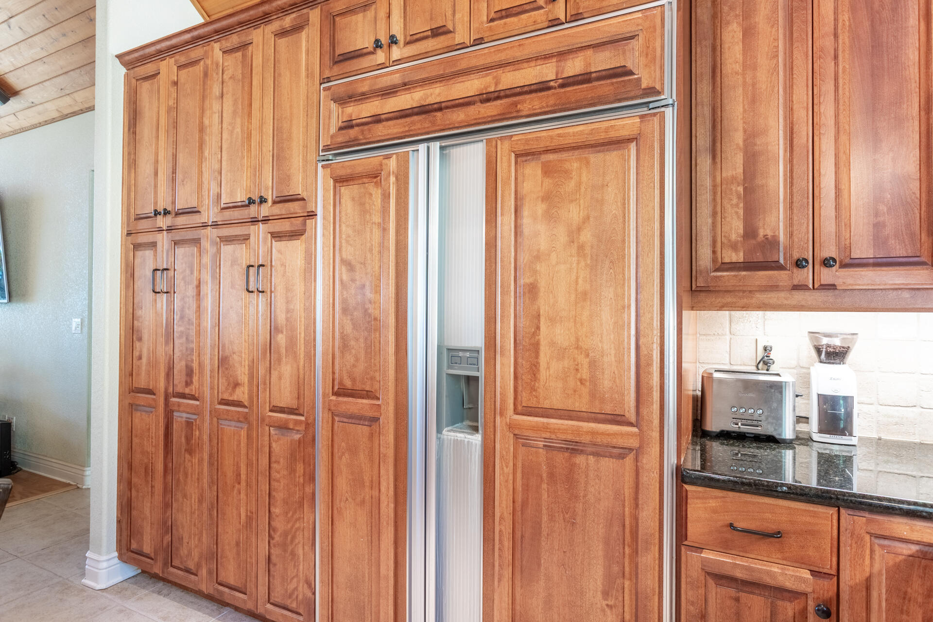 19200 Mountain Maple Road Lakehead, CA 96051 - Photo 10 of 42 Sub-Zero Refrigerator