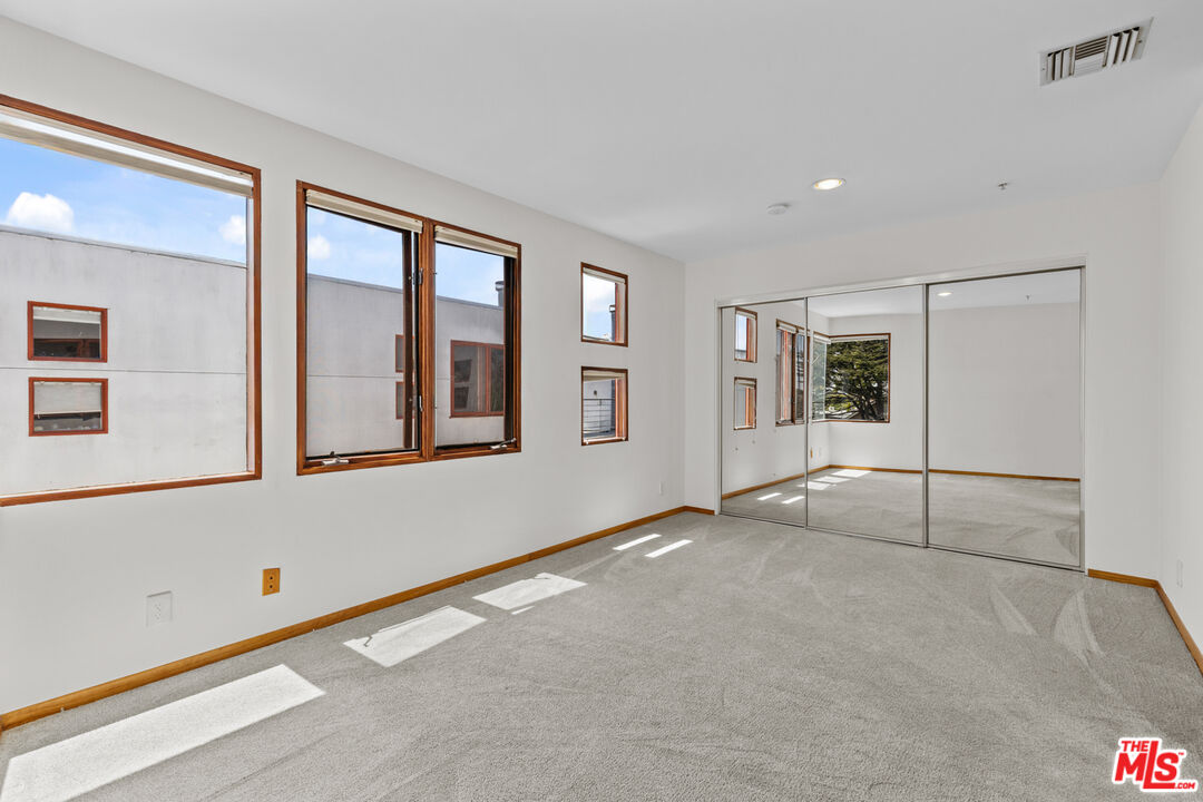 343 Rennie Avenue, Unit 7 Venice, CA 90291 - Photo 7 of 16 Gallery Image 7
