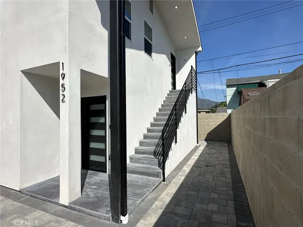 $3,500 | 1952 North Parish Place, Unit 202, Burbank, CA 91504