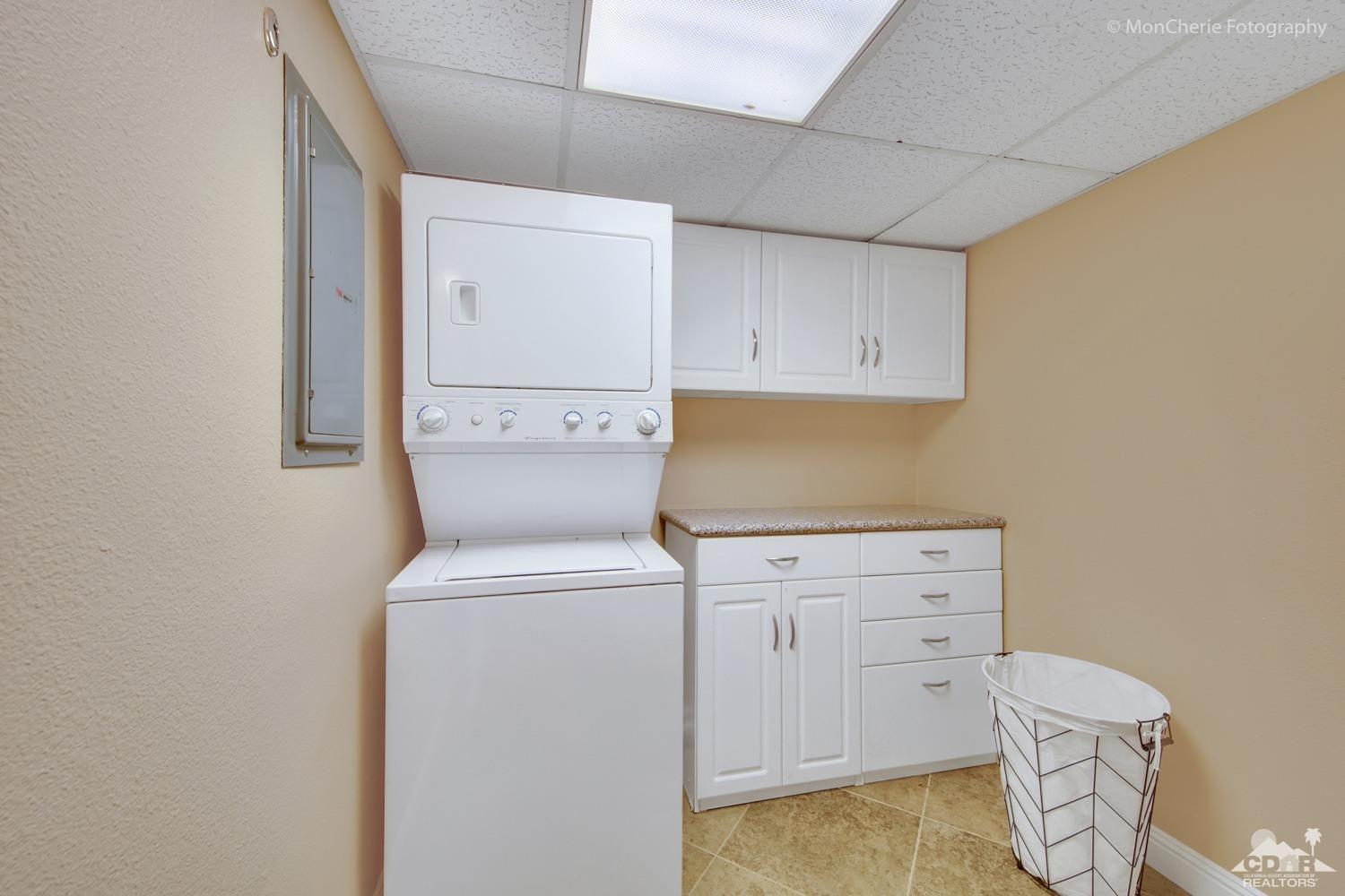 910 Island Drive, Unit 211 Rancho Mirage, CA 92270 - Photo 28 of 38 a utility room with dryer and washer