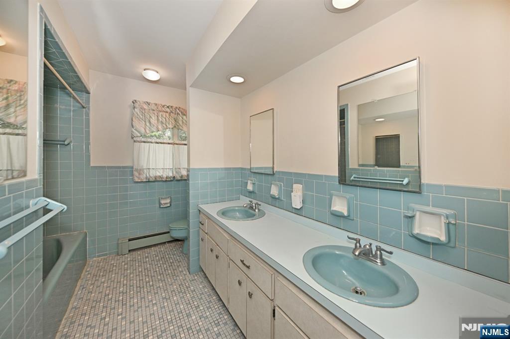9 Lyncrest Drive Paramus, NJ 07652 - Photo 32 of 49