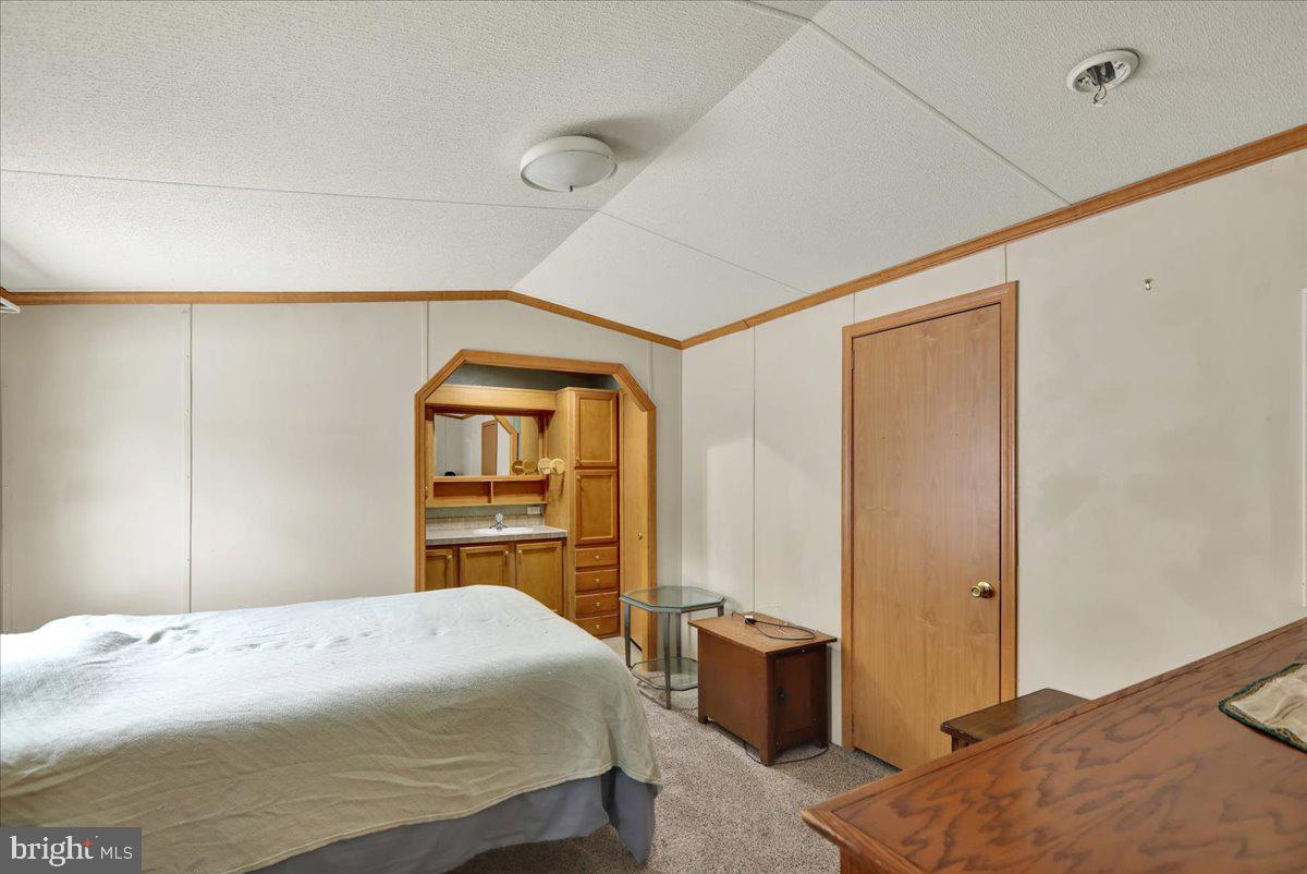 125 Tuckerton Road, Unit 916 Reading, PA 19605 - Photo 16 of 19 a bedroom with a bed and a dresser