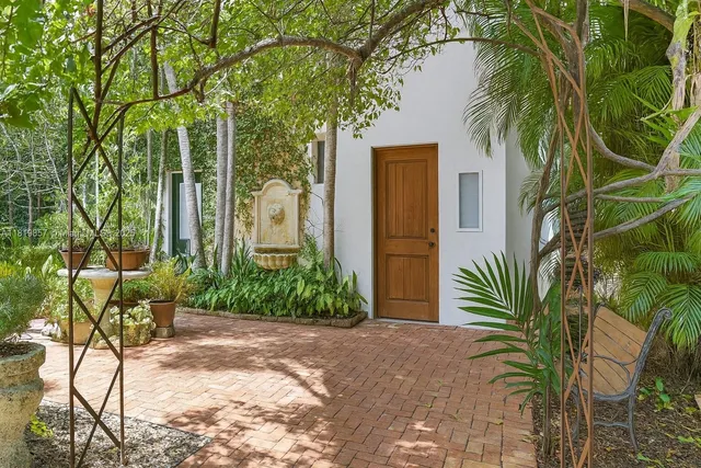 a view of a livingroom with furniture window and outside view