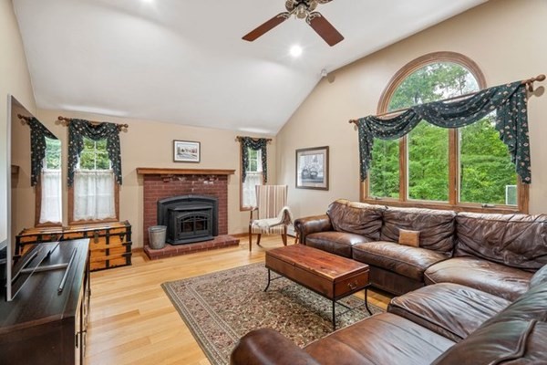 86 Hunter Road Uxbridge, MA 01569 - Photo 4 of 36