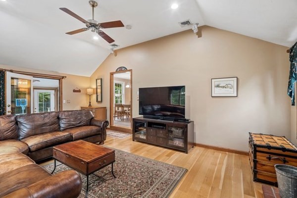 86 Hunter Road Uxbridge, MA 01569 - Photo 5 of 36
