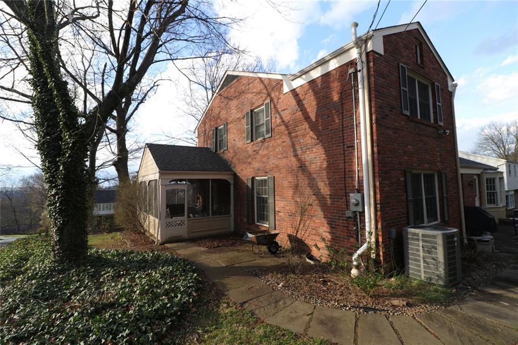 554 Trotwood Ridge Road Upper St. Clair, PA 15241 - Photo 4 of 25 Gallery Image 4