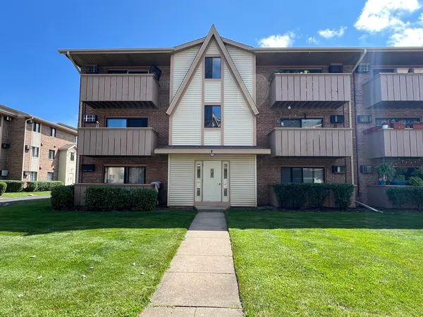 $2,000 | 8 Echo Court, Unit 2, Vernon Hills, IL 60061