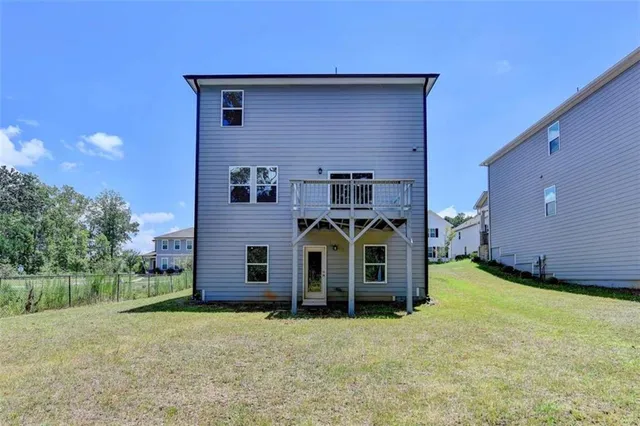 a view of a house with backyard