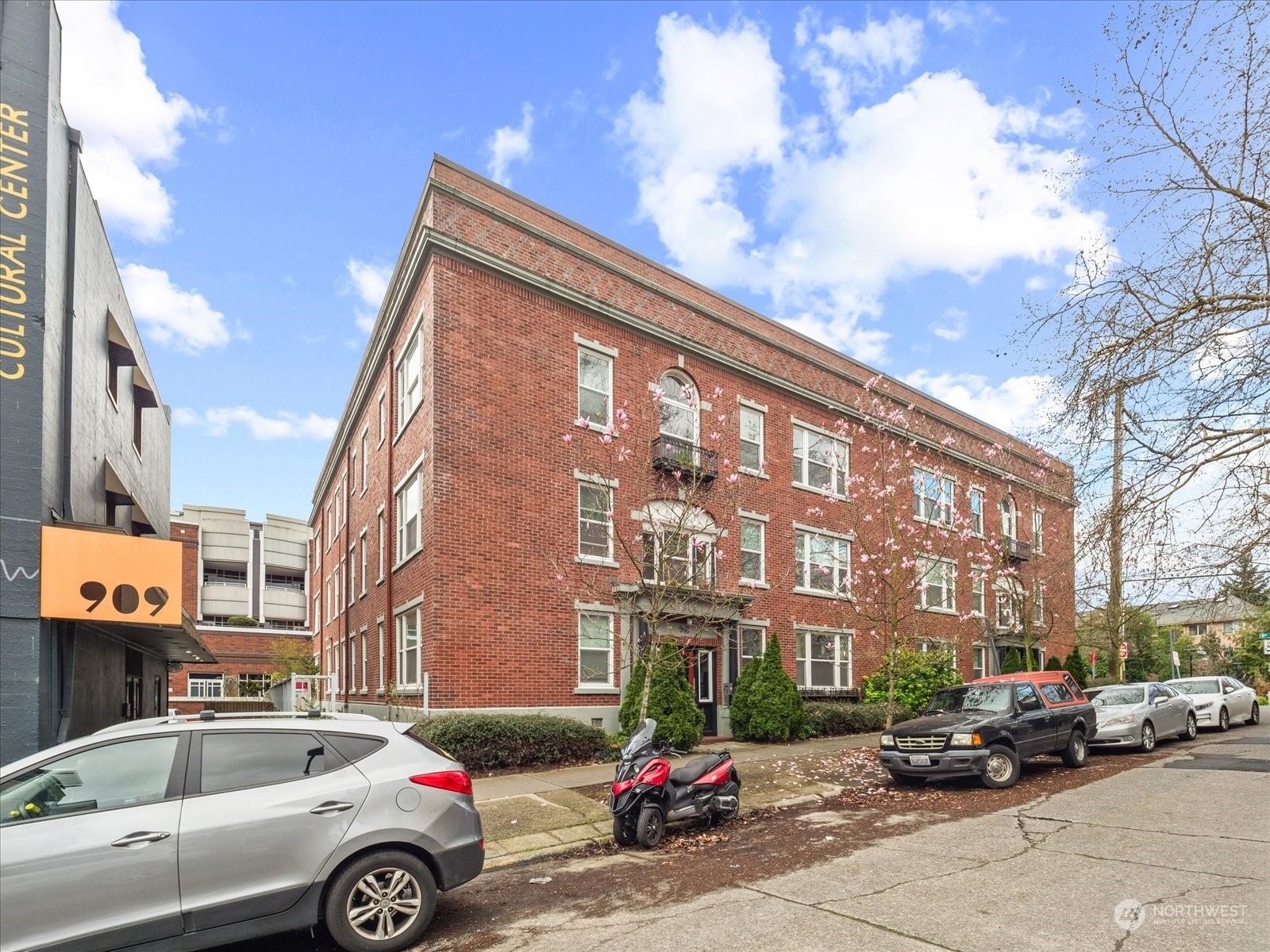 905 Northeast 43rd St Unit 111  