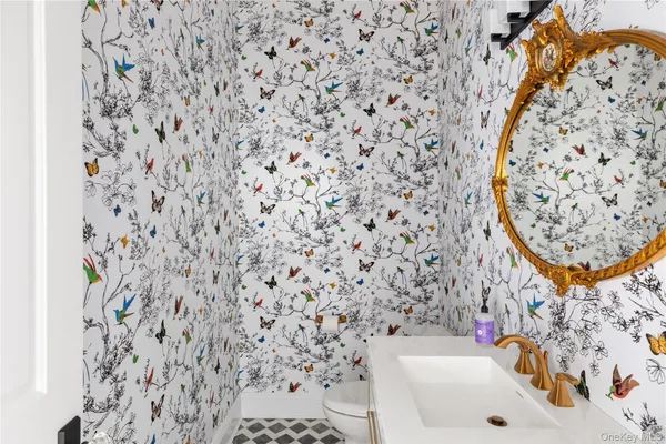 $4,450,000 | 84 Cove Neck Road, Cove Neck, NY 11771