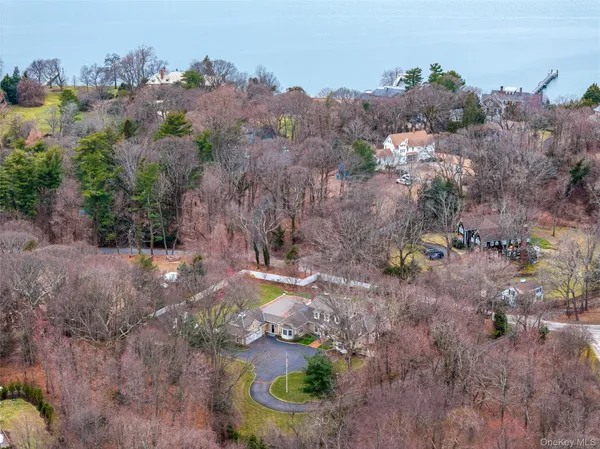 $4,450,000 | 84 Cove Neck Road, Cove Neck, NY 11771