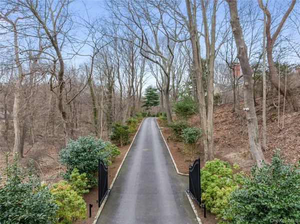 $4,450,000 | 84 Cove Neck Road, Cove Neck, NY 11771