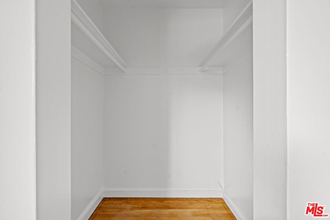 511 Rialto Avenue, Unit 4 Venice, CA 90291 - Photo 15 of 17 a view of in a hallway