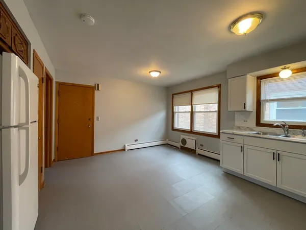 $2,100 | 8645 West Summerdale Avenue, Unit 3, Chicago, IL 60656