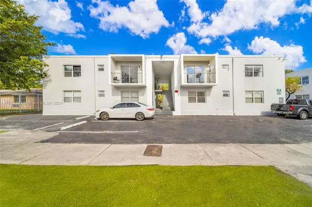 a view of front a house with a yard