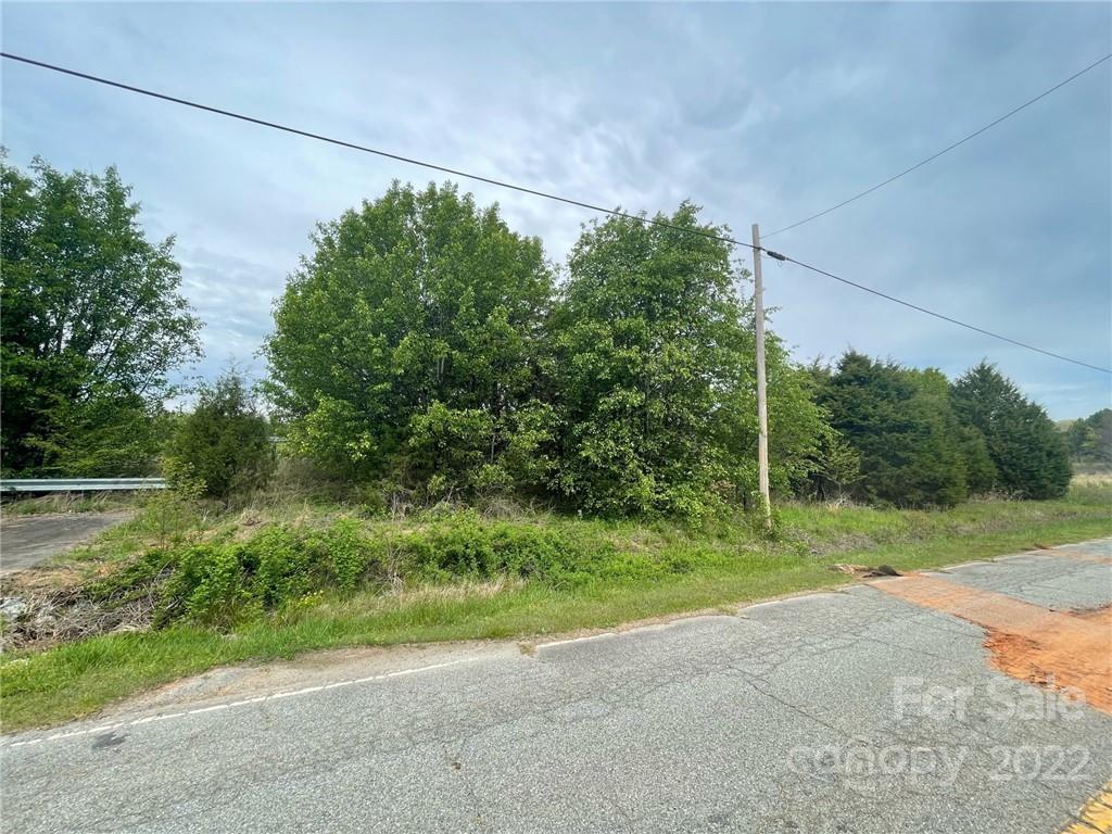 5445 Mooresville Road Kannapolis, NC 28081 - Photo 13 of 14 a backyard of a house with lots of green space