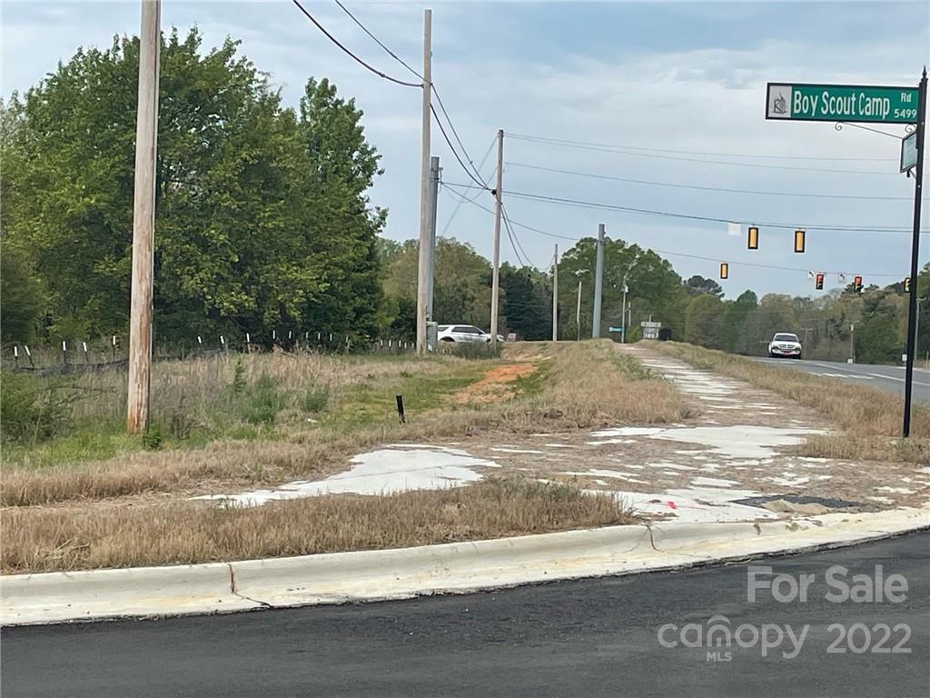 5445 Mooresville Road Kannapolis, NC 28081 - Photo 3 of 14 a backyard of a house