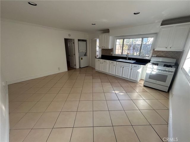 $2,000 | 3720 East 15th Street, Long Beach, CA 90804