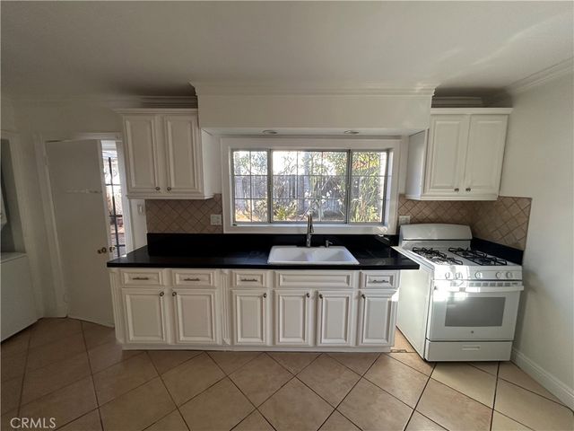 $2,000 | 3720 East 15th Street, Long Beach, CA 90804