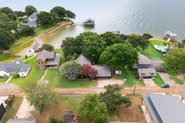 $1,390,000 | 305 Rock And Roll Lane, Mabank, TX 75156