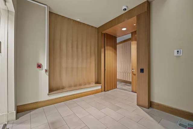 a view of entryway with bathroom