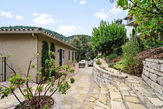 a view of a yard in front of house