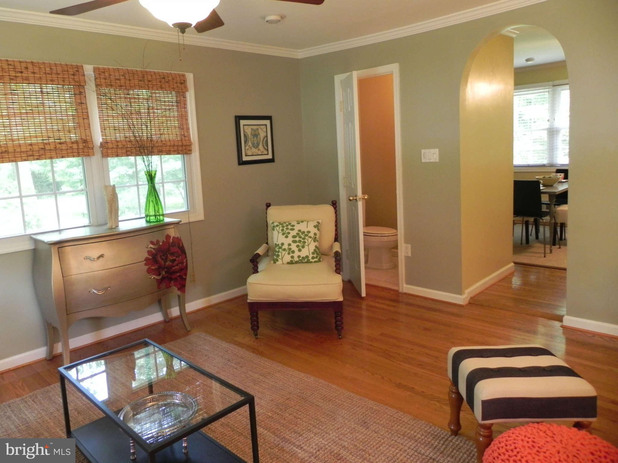 8400 Fort Hunt Road Alexandria, VA 22308 - Photo 7 of 26 Living Room