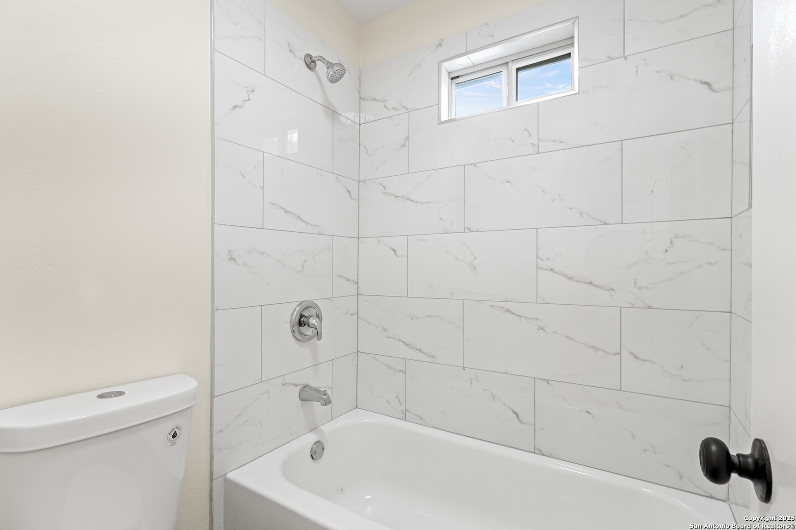 6403 Gray Ridge San Antonio, TX 78233 - Photo 39 of 50 a bathroom with a bathtub