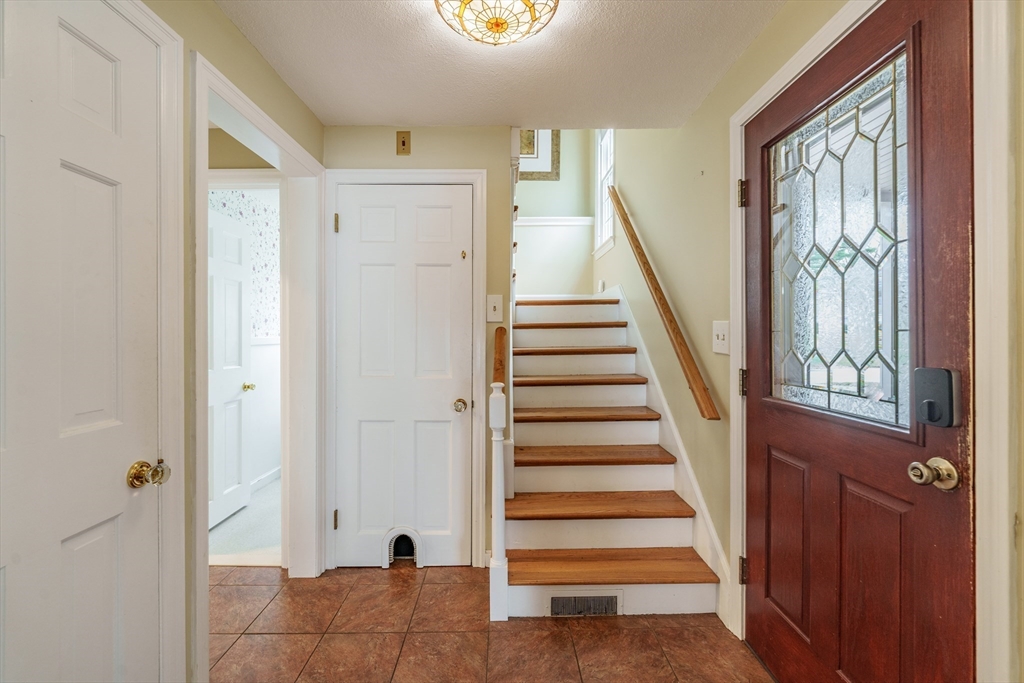 236 Burbank Road Longmeadow, MA 01106 - Photo 4 of 42 Gallery Image 4