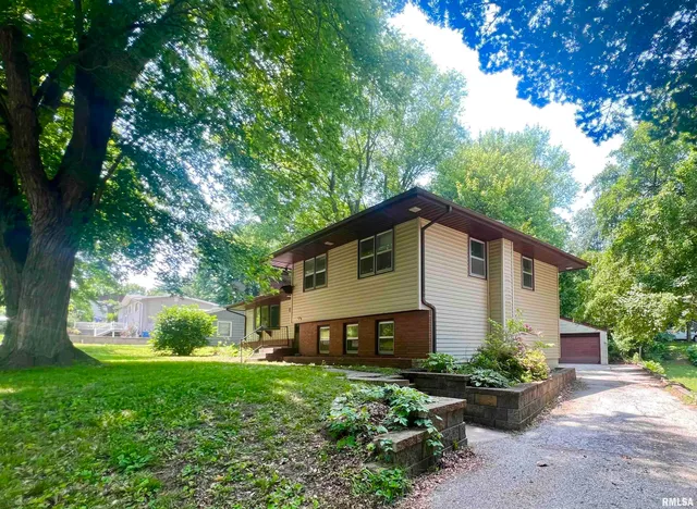 $223,250 | 2412 West 3rd Street, Coal Valley, IL 61240