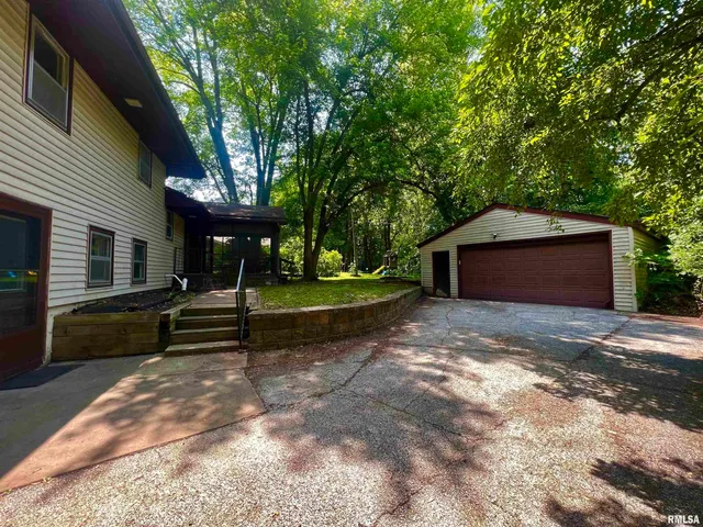 $223,250 | 2412 West 3rd Street, Coal Valley, IL 61240