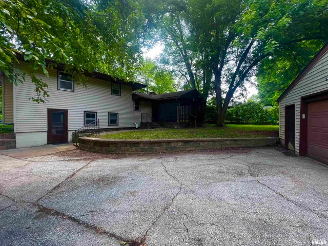 $223,250 | 2412 West 3rd Street, Coal Valley, IL 61240