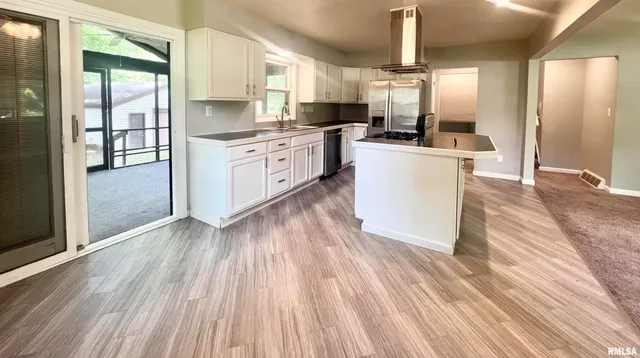 $223,250 | 2412 West 3rd Street, Coal Valley, IL 61240