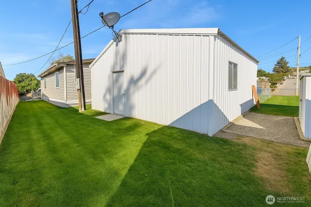 a view of a back yard of the house