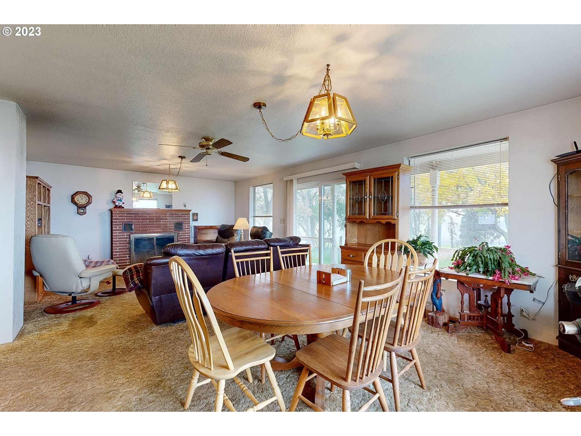 55478 Stateline Road Milton Freewater, OR 97862 - Photo 4 of 26 a view of a dining room with furniture