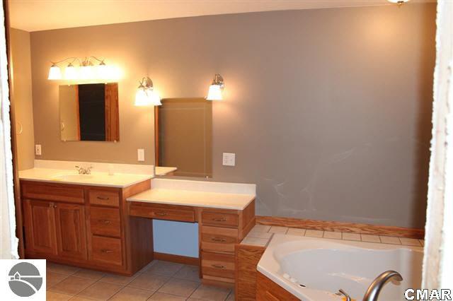 2185 East Battle Road Clare, MI 48617 - Photo 8 of 20 1771925-7.JPG