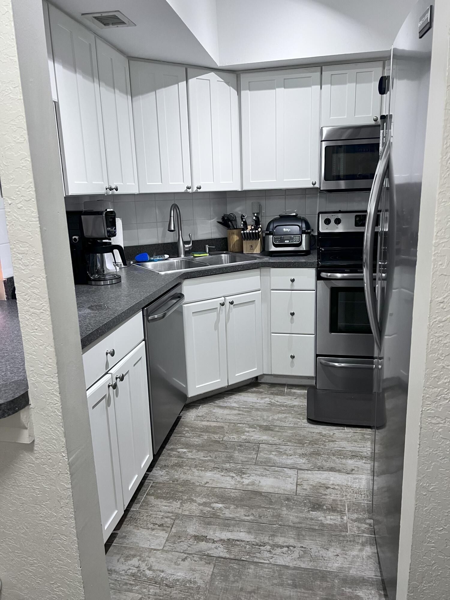 50 Southwest 3rd Avenue, Unit 2080 Boca Raton, FL 33432 - Photo 5 of 14 Kitchen