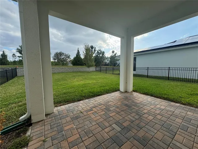 a view of backyard with garden