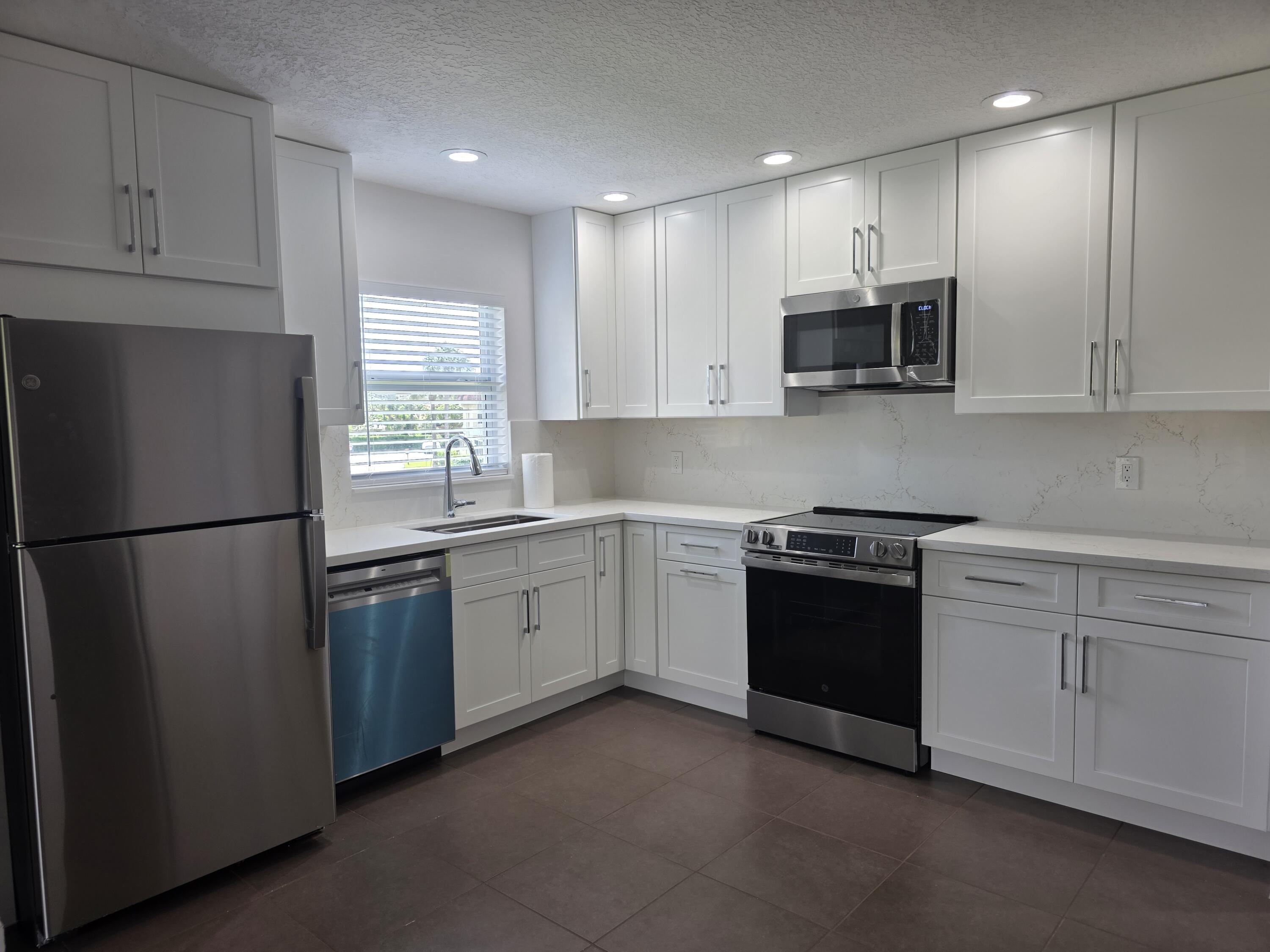717 Highway 1, Unit 608 Jupiter, FL 33477 - Photo 6 of 32 Quartz countertops and backsplash